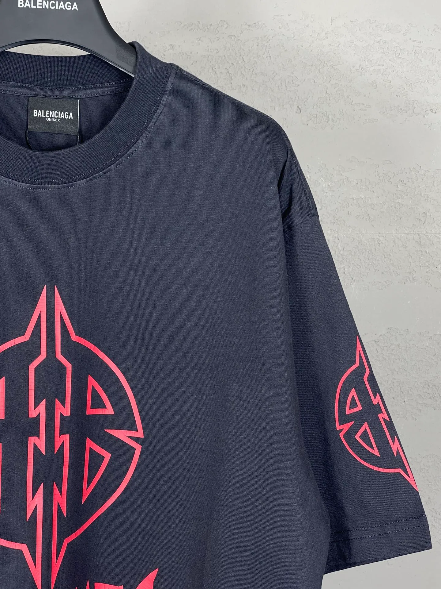 【 . Quality】BALENCI*GA/ .2024New Arrival.Classic LOGO T . . Authentic ， ！ ZP . 260 ， . ， ，。 。Classic ， ， ， 。 . ， ， ， OS . Same Style ：BL 223209 ：Dark Blue ，White Size：XS L